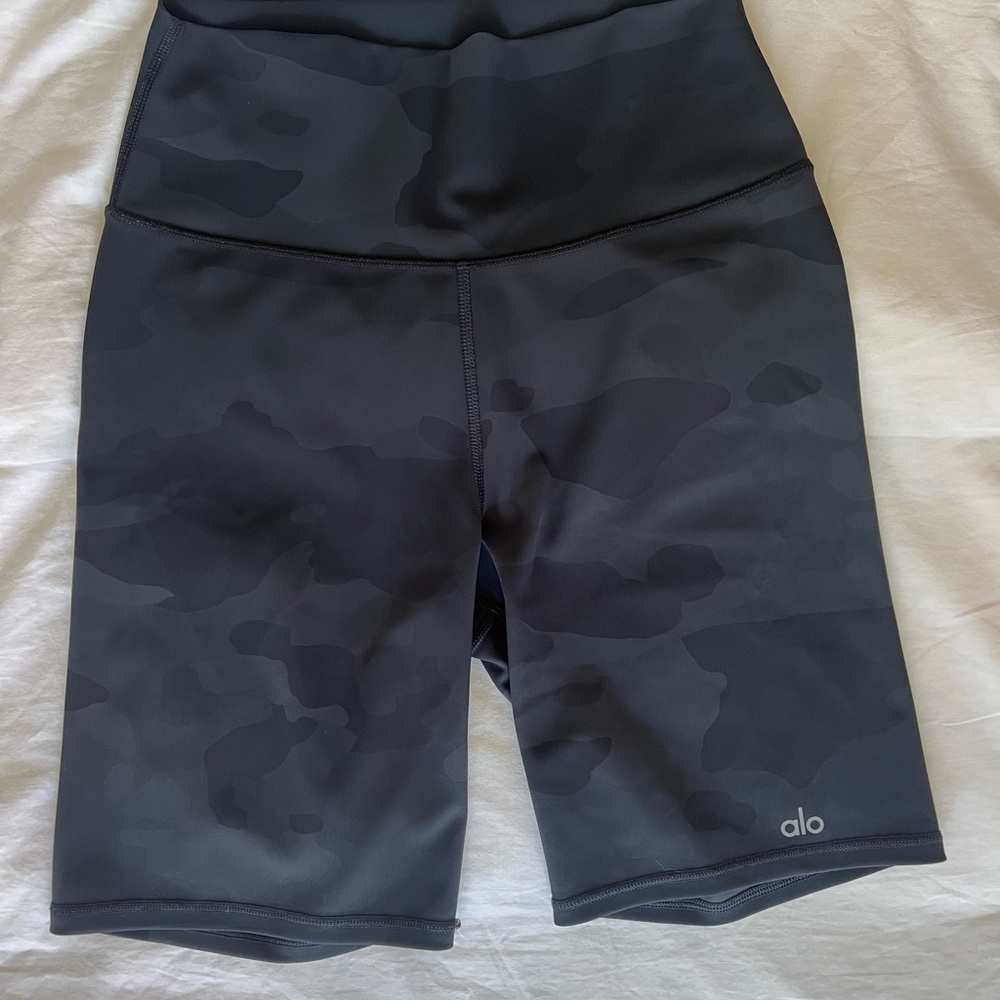ALO Yoga Black Camo Biker shorts 6”